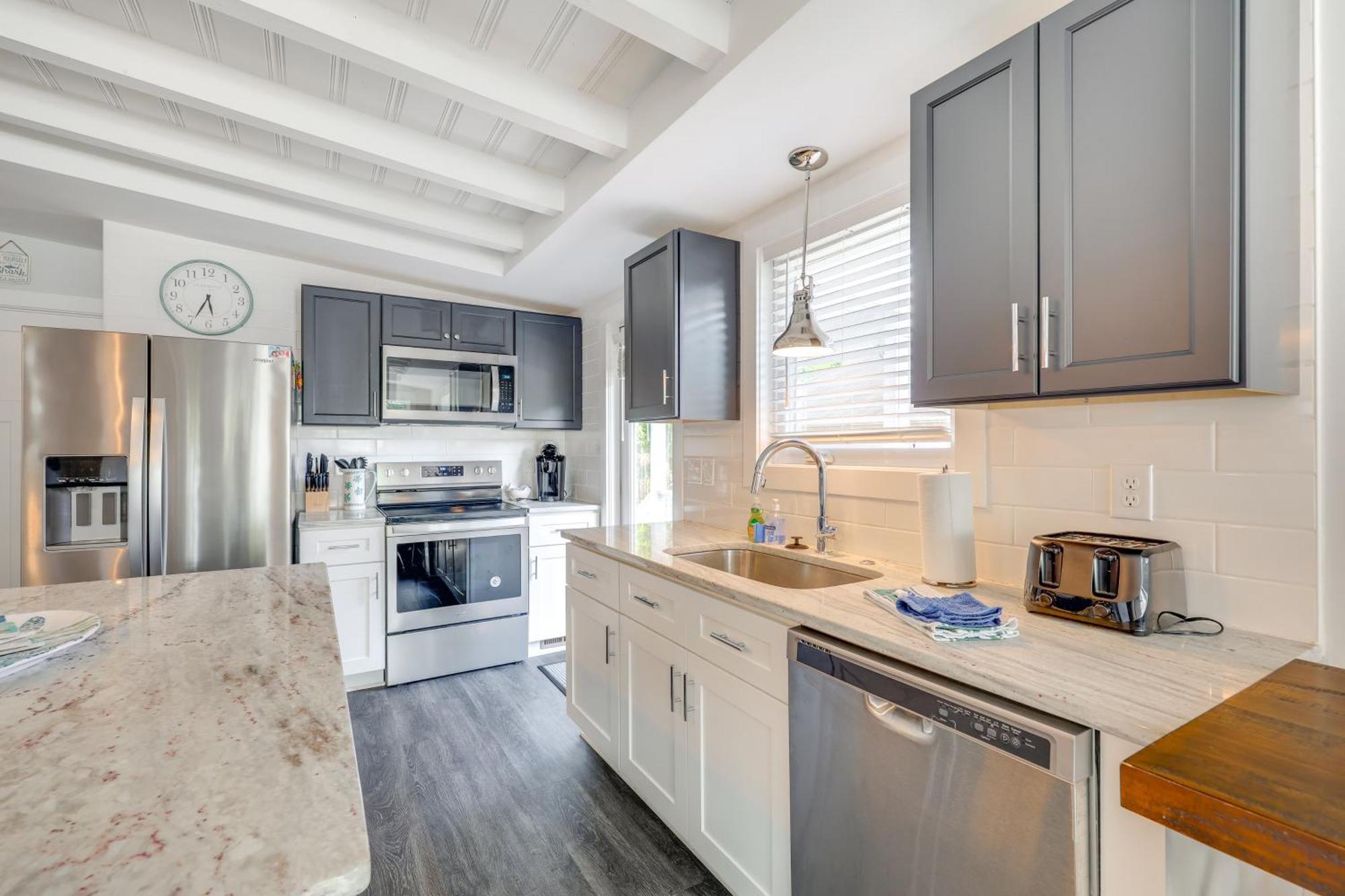 Modern Oak Island Escape 1 Mile To Long Beach! Exteriör bild