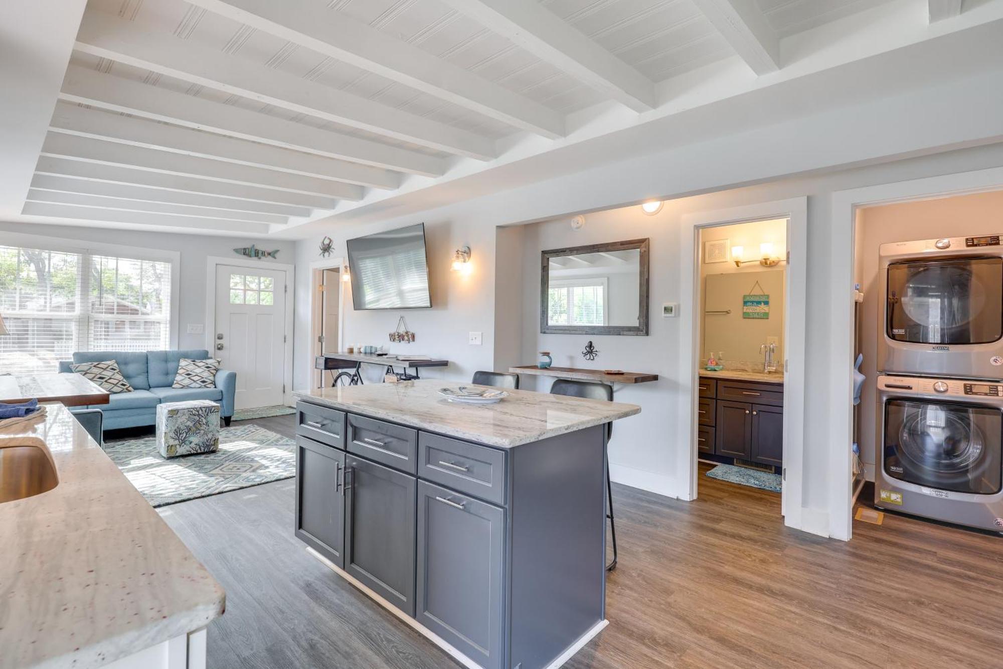 Modern Oak Island Escape 1 Mile To Long Beach! Exteriör bild