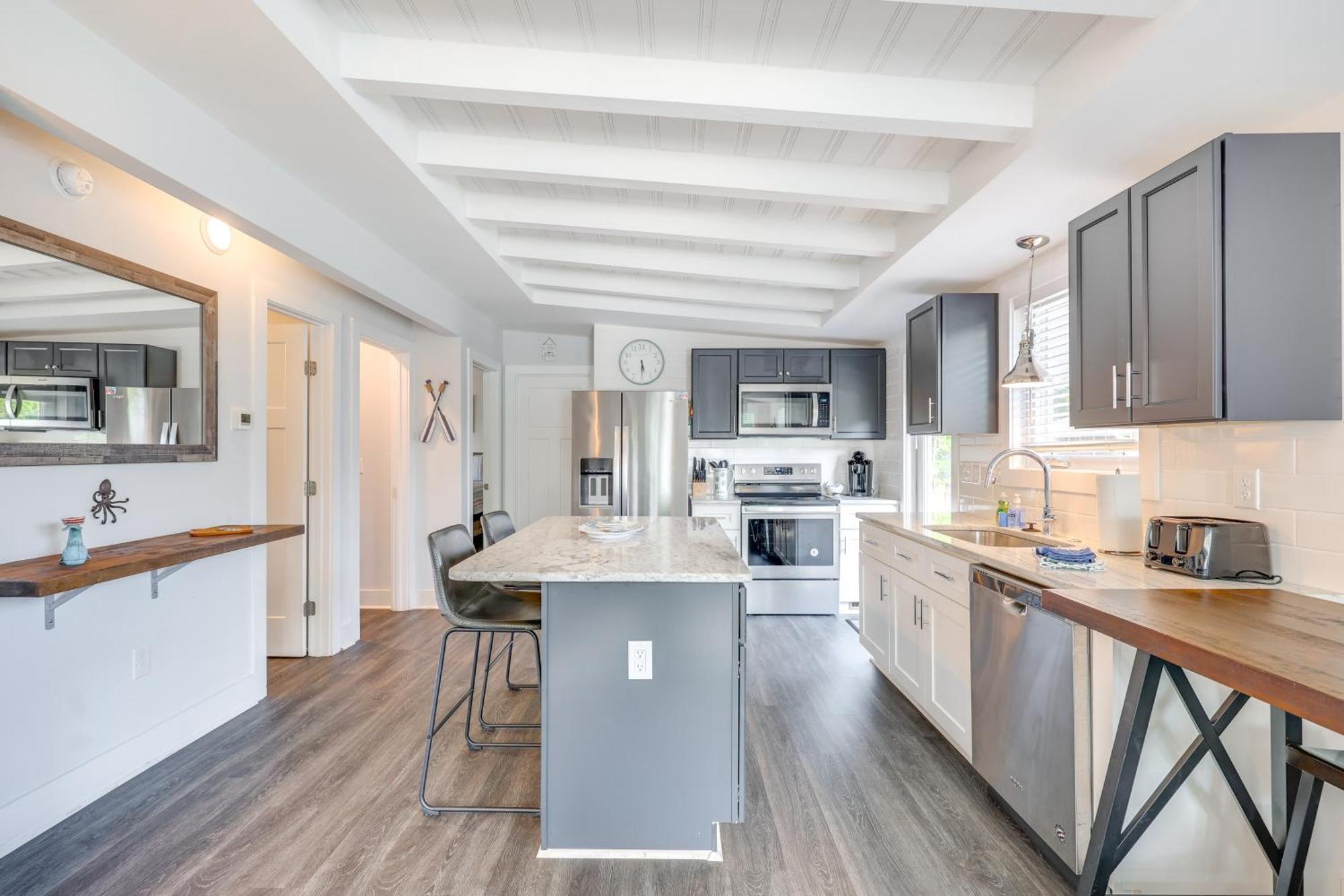 Modern Oak Island Escape 1 Mile To Long Beach! Exteriör bild